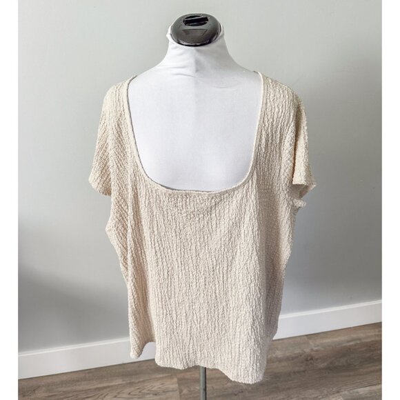 Old Navy Fitted Square-Neck T-Shirt in Textured Ivory - Picture 3 of 9
